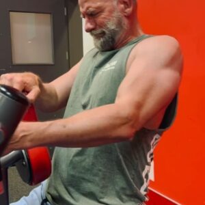 Graham McTavish Instagram - In this selection my cunning trainer @teerichards had me practice 1) opening and shutting a door 2) try and create my own a/c fan made of rope 3) repeatedly get close to punching myself in the face. It all made sense when she told me to do it. #llearninghowtodostuffwithweightsattached #why? #notmychoiceofmusic