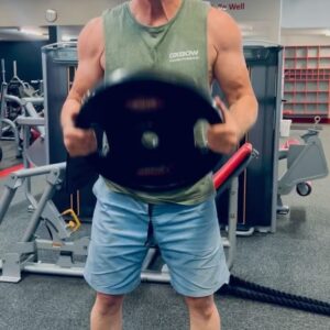 Graham McTavish Instagram - In this selection my cunning trainer @teerichards had me practice 1) opening and shutting a door 2) try and create my own a/c fan made of rope 3) repeatedly get close to punching myself in the face. It all made sense when she told me to do it. #llearninghowtodostuffwithweightsattached #why? #notmychoiceofmusic