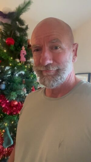 Graham McTavish Instagram - Merry Christmas. I hope you made sure to leave out your cookies and milk for dear old Santa and extra carrots for the ones that do all the leg work. May this holiday time be filled with joy for you and your loved ones! #Christmasfromthesouthernhemisphere #joyeuxnoel🎄 #reindeer #cookietime🍪
