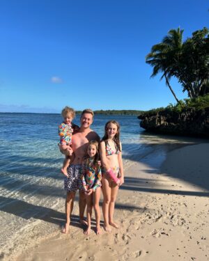 Grant Denyer Instagram - A snorkel before breakfast. 
Beautiful sand.
Beautiful sun.
Just a glorious moment in time that I’m trying to soak up.
🌞
Matching bright swimmers for the whole family by @infamous_swim and Sailor’s jazzy cast by Bathurst Hand Therapy. 
#bula