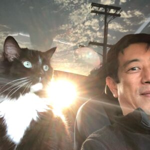 Grant Imahara Instagram - Just happened to catch this while Dipper and I were riding home. Happy #caturday! #nofilter #tuxedocat #catdad #catswiththumbs #catsofinstagram