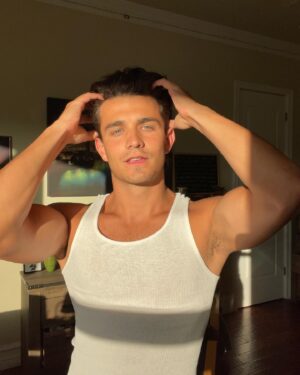 Greg Rogstad Instagram - Am I blocking the sun or asking for a high five? 🤔 💭