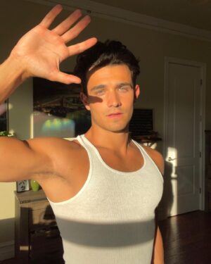 Greg Rogstad Instagram - Am I blocking the sun or asking for a high five? 🤔 💭
