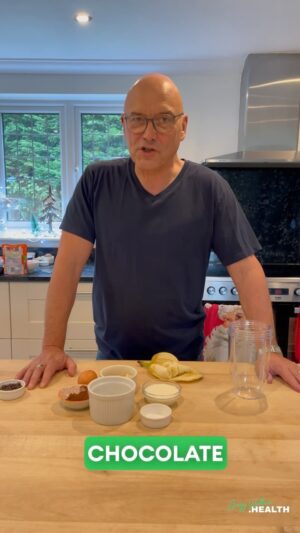 Gregg Wallace Instagram - What more could you ask for from your healthy eating plan than a warm, gooey, chocolatey breakfast that is super quick, indulgent and delicious? 🍫🤤

Start your morning the right way with the beautiful and rich chocolate brownie baked oats recipe from GreggWallace.Health 💚

Ingredients and method below ⬇️

Serves 1:

⦿ 30g Oats
⦿ 1 Egg
⦿ 1/4 tsp bicarbonate of soda
⦿ 1 tbsp cocoa powder
⦿ 60ml milk of your choice
⦿ 1/2 Banana
⦿ 1 small handful dark chocolate chips
⦿ 1 handful blueberries
⦿ 2 tbsp yoghurt

1. Pre-heat oven to 190ºc add all ingredients to a blender apart from the chocolate chips, yoghurt and berries - blitz 
2. Add to a ramekin and top with chocolate chips - bake in the oven for 20 to 25 minutes - serve with yoghurt and berries - enjoy! 😍💚