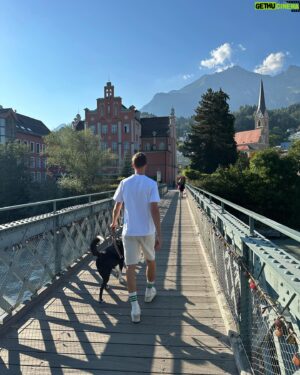 Gregor Schlierenzauer Instagram - 🐕🍁💚

still summer in the city