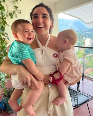 Gregório Duvivier Instagram - Hoje faz trinta anos que a minha irmã Theodora nasceu. Tinha oito anos e Barbara tinha seis quando a Theodora chegou em casa, rechonchuda, cheirosa, com os olhos enormes e pretos. Queria voltar logo da escola pra apertar aquele bebê. Até hoje me confundo e chamo minhas filhas de Theodora, porque a Theodora foi pra mim o protobebê, o suprassumo dos bebês, o bebê-quando-sonho-com-bebês. A sua gargalhada enchia a casa de alegria, e eu nunca gostei tanto de fazer alguém rir. Acho que virei comediante por causa dela, e acho que virei pai também. O tempo foi passando e a gente deixou de ser só irmão, e virou amigo, e virou melhor-amigo, e companheiros de vida e de trabalho (na pandemia ela fez quase todas as funções do greg news sozinha - camera, som, teleprompter e logger). Amo tudo o que ela toca: é a pessoa mais musical que eu conheço, e também a mais esteta, porque desenha lindamente, e monta filmes, sem falar no talento olfativo pra identificar todos os cheiros do mundo de olhos fechados(sim, ela tem nariz absoluto). Não bastasse tudo isso, corre como o papa-léguas. E além do mais, tem uma vocação inadiável pra alegria. Não consigo ver suas fotos sem ouvir sua gargalhada. Sempre que me falam: sou amigo da sua irmã, é com um sorriso gigante no rosto. E toda vez que penso nela dou um sorrisão. Que sorte ter uma irmã, que sorte ser seu irmão há trinta anos, @theoduv. 
❤️
(algumas fotos são do nosso primo @_grateful_chris)