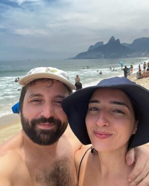 Gregório Duvivier Instagram - Hoje faz trinta anos que a minha irmã Theodora nasceu. Tinha oito anos e Barbara tinha seis quando a Theodora chegou em casa, rechonchuda, cheirosa, com os olhos enormes e pretos. Queria voltar logo da escola pra apertar aquele bebê. Até hoje me confundo e chamo minhas filhas de Theodora, porque a Theodora foi pra mim o protobebê, o suprassumo dos bebês, o bebê-quando-sonho-com-bebês. A sua gargalhada enchia a casa de alegria, e eu nunca gostei tanto de fazer alguém rir. Acho que virei comediante por causa dela, e acho que virei pai também. O tempo foi passando e a gente deixou de ser só irmão, e virou amigo, e virou melhor-amigo, e companheiros de vida e de trabalho (na pandemia ela fez quase todas as funções do greg news sozinha - camera, som, teleprompter e logger). Amo tudo o que ela toca: é a pessoa mais musical que eu conheço, e também a mais esteta, porque desenha lindamente, e monta filmes, sem falar no talento olfativo pra identificar todos os cheiros do mundo de olhos fechados(sim, ela tem nariz absoluto). Não bastasse tudo isso, corre como o papa-léguas. E além do mais, tem uma vocação inadiável pra alegria. Não consigo ver suas fotos sem ouvir sua gargalhada. Sempre que me falam: sou amigo da sua irmã, é com um sorriso gigante no rosto. E toda vez que penso nela dou um sorrisão. Que sorte ter uma irmã, que sorte ser seu irmão há trinta anos, @theoduv. 
❤️
(algumas fotos são do nosso primo @_grateful_chris)
