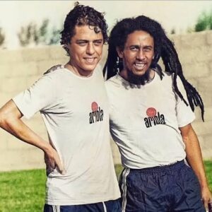 Gregório Duvivier Instagram - Deu meia-noite. Chico hoje faz 80 e eu gosto tanto dele que foi difícil escolher minhas 80 músicas preferidas. Podiam ter mais 20, 30, 40. Passei a semana ouvindo e pensando na sorte de compartilhar uma língua com o maior poeta vivo do mundo. Viva o Chico. Vou parar por aqui antes que um jornalista diagnostique sindrome buarquista (com razão). A playlist ta la no spotify: Chico80 - botei o link nos stories