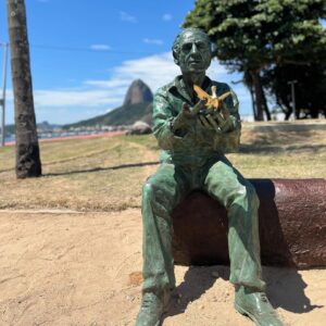 Gregório Duvivier Instagram - Mais uma escultura do @edgarduvivier: agora Betinho vai ficar pra sempre na Praia de Botafogo. O beija-flor nas mãos faz alusão a uma fábula que ele contava: a do passarinho que impediu um incendio na floresta levando agua no bico. Betinho foi esse beija-flor, e meu pai vive de eternizar o que o mundo tem de melhor. Marielle, Clarice Lispector, Nelson, Mujica, Proust, e agora Betinho. (Lembro que ele enxotou um prefeito paranaense que queria uma estatua do Moro). Viva o @acaodacidadania, colabore com a causa, seguem aceitando e precisando de doações.