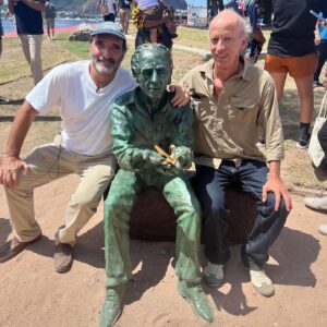 Gregório Duvivier Instagram - Mais uma escultura do @edgarduvivier: agora Betinho vai ficar pra sempre na Praia de Botafogo. O beija-flor nas mãos faz alusão a uma fábula que ele contava: a do passarinho que impediu um incendio na floresta levando agua no bico. Betinho foi esse beija-flor, e meu pai vive de eternizar o que o mundo tem de melhor. Marielle, Clarice Lispector, Nelson, Mujica, Proust, e agora Betinho. (Lembro que ele enxotou um prefeito paranaense que queria uma estatua do Moro). Viva o @acaodacidadania, colabore com a causa, seguem aceitando e precisando de doações.