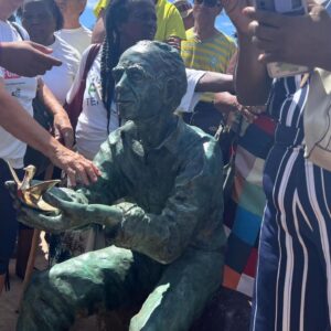 Gregório Duvivier Instagram - Mais uma escultura do @edgarduvivier: agora Betinho vai ficar pra sempre na Praia de Botafogo. O beija-flor nas mãos faz alusão a uma fábula que ele contava: a do passarinho que impediu um incendio na floresta levando agua no bico. Betinho foi esse beija-flor, e meu pai vive de eternizar o que o mundo tem de melhor. Marielle, Clarice Lispector, Nelson, Mujica, Proust, e agora Betinho. (Lembro que ele enxotou um prefeito paranaense que queria uma estatua do Moro). Viva o @acaodacidadania, colabore com a causa, seguem aceitando e precisando de doações.