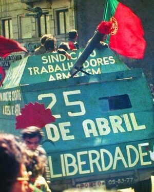 Gregório Duvivier Instagram - Viva o 25 de Abril! E viva o país que inventou essa data e foi inventado por ela. Um país laico, socialista, tolerante, plural, democrático, decolonial, que pode não ter chegado a ser nada disso até hoje, mas segue tendo esses valores no horizonte (a utopia serve para que a gente nao deixe de caminhar, dizia o Galeano) Um país construído ao avesso do estado salazarista - autoritário, classista, racista, obtuso. Um país que botou os fascistas pra correr. Viva o 25 de Abril, vivam os valores de Abril, e vivam os movimentos de libertação colonial da África, que desgastaram o regime e criaram espaço pra revolução. Libertando seus países, libertaram Portugal junto. E Viva a Celeste, a moça da segunda foto, que deu os cravos à revolução e também deu nome à minha filha mais nova. 🌹🇵🇹
