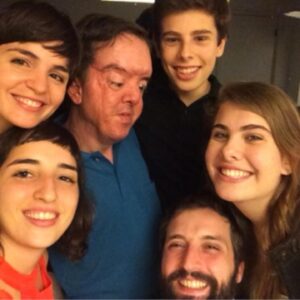 Gregório Duvivier Instagram - Hoje é aniversário do meu irmão João❤️ Viva ele, todos os dias do ano, meu irmão mais velho, voz da razão🎉 (na segunda foto, com seus cinco irmãos, na terceira com marieta, na quarta lançando o livro “O que é que ele tem?, com a @oliviabyington)