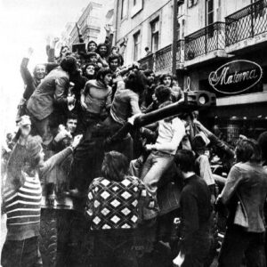 Gregório Duvivier Instagram - Viva o 25 de Abril! E viva o país que inventou essa data e foi inventado por ela. Um país laico, socialista, tolerante, plural, democrático, decolonial, que pode não ter chegado a ser nada disso até hoje, mas segue tendo esses valores no horizonte (a utopia serve para que a gente nao deixe de caminhar, dizia o Galeano) Um país construído ao avesso do estado salazarista - autoritário, classista, racista, obtuso. Um país que botou os fascistas pra correr. Viva o 25 de Abril, vivam os valores de Abril, e vivam os movimentos de libertação colonial da África, que desgastaram o regime e criaram espaço pra revolução. Libertando seus países, libertaram Portugal junto. E Viva a Celeste, a moça da segunda foto, que deu os cravos à revolução e também deu nome à minha filha mais nova. 🌹🇵🇹
