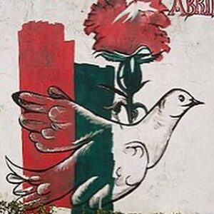 Gregório Duvivier Instagram - Viva o 25 de Abril! E viva o país que inventou essa data e foi inventado por ela. Um país laico, socialista, tolerante, plural, democrático, decolonial, que pode não ter chegado a ser nada disso até hoje, mas segue tendo esses valores no horizonte (a utopia serve para que a gente nao deixe de caminhar, dizia o Galeano) Um país construído ao avesso do estado salazarista - autoritário, classista, racista, obtuso. Um país que botou os fascistas pra correr. Viva o 25 de Abril, vivam os valores de Abril, e vivam os movimentos de libertação colonial da África, que desgastaram o regime e criaram espaço pra revolução. Libertando seus países, libertaram Portugal junto. E Viva a Celeste, a moça da segunda foto, que deu os cravos à revolução e também deu nome à minha filha mais nova. 🌹🇵🇹