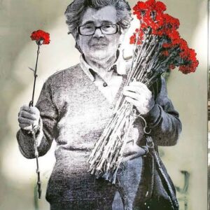 Gregório Duvivier Instagram - Viva o 25 de Abril! E viva o país que inventou essa data e foi inventado por ela. Um país laico, socialista, tolerante, plural, democrático, decolonial, que pode não ter chegado a ser nada disso até hoje, mas segue tendo esses valores no horizonte (a utopia serve para que a gente nao deixe de caminhar, dizia o Galeano) Um país construído ao avesso do estado salazarista - autoritário, classista, racista, obtuso. Um país que botou os fascistas pra correr. Viva o 25 de Abril, vivam os valores de Abril, e vivam os movimentos de libertação colonial da África, que desgastaram o regime e criaram espaço pra revolução. Libertando seus países, libertaram Portugal junto. E Viva a Celeste, a moça da segunda foto, que deu os cravos à revolução e também deu nome à minha filha mais nova. 🌹🇵🇹