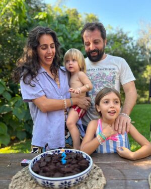 Gregório Duvivier Instagram - Viva a @giovannanader! 🎉Ah, a sorte que minhas filhas tem de serem suas filhas, e eu de ser pai delas, e eu de ser seu parceiro nesse dueto que é pra vida inteira❤️