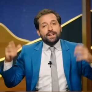 Gregório Duvivier Instagram - Ainda no clima de despedida, sete anos de despedida pra vocês. Obrigado a todos pelo carinho todo que to recebendo. Nunca me senti tão amado. Cresce a vontade de pensar logo em alguma coisa nova. Um beijo em todos e… esse foi o Greg News!
edição da @theoduv