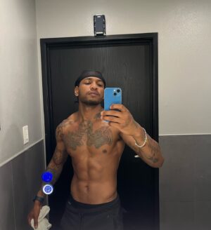 Guapdad 4000 Instagram - I’m getting thiccer 

Prada Progress Update on the Gucci Gains 
Brought to you by my own will power 
All my uncle who smoke black and milds and do burpees and my trainer @justtrainkalani @justtrainhq