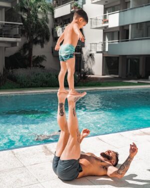 Guido Cannetti Instagram - Feliz día del padre a todos los que mueven montañas, duermen poco, acompañan, apoyan, potencian, ponen límites, regalan, dan mucho amor y todas las cosas que hacen más por sus hijos que por uno mismo, que la vida les de fuerza para poder sobrepasar todos los problemas que se presentan a lo largo de la crianza, además de éxito para hacerlos felices como queremos 🖤