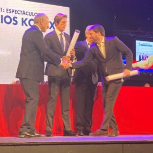Guido Kaczka Instagram - Un honor para mi y muy agradecido a @fundacionkonex por el reconocimiento, compartiendo con @ricardodarinok Iván @verolozanovl @negropolisok @lalo.mirlo @tetecoustarotoficial 🥂🥂🥂