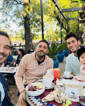 Guido Massri Instagram - Y así me voy de Argentina una vez más con el alma llena. Fueron días llenos de amor del bueno: de la vieja, de los amigos de siempre. 
De reencuentros con compañeros de trabajo, amigos, lugares, olores. Hoy me voy agradecido y con una sonrisa. Y con ganas de volver pronto, seguro que así será. 🇦🇷❤️