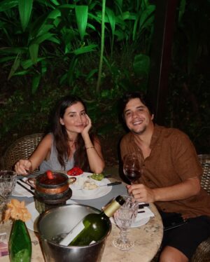 Guilherme Boury Instagram - seguimos aqui aproveitando esse lugar incrível @donpascual_oficial 
o jantar de hoje já foi com o menu sazonal, a trilogia de fondues {queijo, carne e chocolate}   vinho 🫕 🍷 

para quem só conhece aqui pelo restaurante, indicamos muito dar um upgrade e passar a noite toda e emendar com o café da manhã e um pulo na piscina!