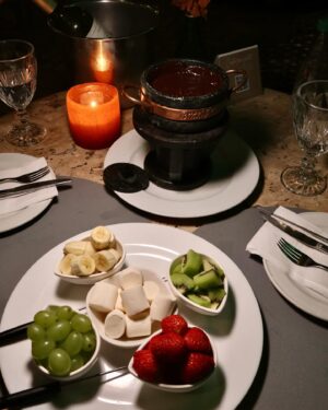Guilherme Boury Instagram - seguimos aqui aproveitando esse lugar incrível @donpascual_oficial 
o jantar de hoje já foi com o menu sazonal, a trilogia de fondues {queijo, carne e chocolate}   vinho 🫕 🍷 

para quem só conhece aqui pelo restaurante, indicamos muito dar um upgrade e passar a noite toda e emendar com o café da manhã e um pulo na piscina!