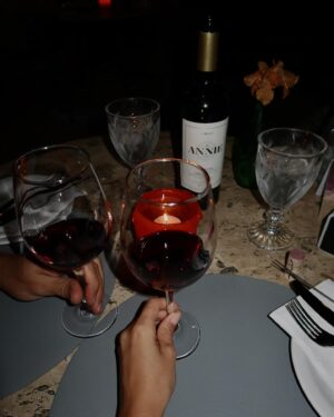 Guilherme Boury Instagram - seguimos aqui aproveitando esse lugar incrível @donpascual_oficial 
o jantar de hoje já foi com o menu sazonal, a trilogia de fondues {queijo, carne e chocolate}   vinho 🫕 🍷 

para quem só conhece aqui pelo restaurante, indicamos muito dar um upgrade e passar a noite toda e emendar com o café da manhã e um pulo na piscina!