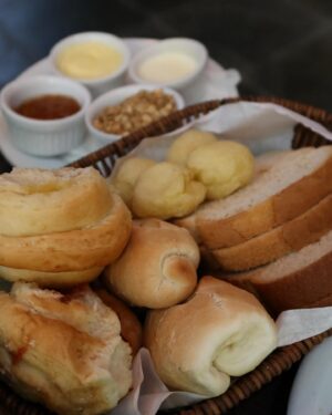 Guilherme Boury Instagram - seguimos aqui aproveitando esse lugar incrível @donpascual_oficial 
o jantar de hoje já foi com o menu sazonal, a trilogia de fondues {queijo, carne e chocolate}   vinho 🫕 🍷 

para quem só conhece aqui pelo restaurante, indicamos muito dar um upgrade e passar a noite toda e emendar com o café da manhã e um pulo na piscina!