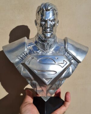 Guilherme Briggs Instagram - Ganhei literalmente um SUPER presente dos queridos da @3dreamsstudio que são aqui de Teresópolis! Um busto cromado do Superman de Injustice! Olha que lindo! Muito obrigado pelo carinho de todos aqui na minha amada cidade! ❤️🥰