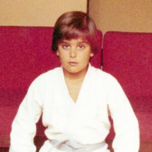 Guilherme Briggs Instagram - Uma foto antiga minha entre os anos 70 e 80, quando eu fazia Judô. Era na academia Augusto Cordeiro, em Copacabana. 

Eu cheguei a competir e ganhar medalhas em algumas competições e fui até a faixa marrom. O judô me ensinou disciplina, controle emocional, respeito e paciência.❤️

Tive professores excelentes e lembro das aulas até hoje com muito carinho. Podemos dizer que eu era um Judô Kid. ❤️
