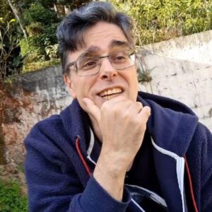 Guilherme Briggs Instagram - Cidadezinha Qualquer (Carlos Drummond de Andrade)

"Casas entre bananeiras
mulheres entre laranjeiras
pomar amor cantar.

Um homem vai devagar.
Um cachorro vai devagar.
Um burro vai devagar.

Devagar... as janelas olham.

Eta vida besta, meu Deus." 

#carlosdrummonddeandrade #poesia