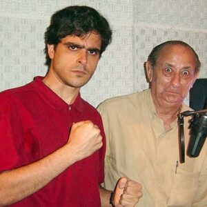 Guilherme Briggs Instagram - O nosso querido amigo e colega dublador, José Santa Cruz, o eterno Santinha, nos deixou. ❤️😢 De alma leve e tão doce, Santinha era um homem de delicioso bom humor, educadíssimo e elegante. Era amado e festejado por todos nos estúdios que ia trabalhar. Sempre humilde e atencioso, adorava conversar e contar piadas. 

Jamais esquecerei dos papos deliciosos que tivemos nas recepções e salas de espera dos estúdios e nem das brincadeiras que fazíamos, incorporando o Optimus Prime e o Megatron, quando nos encontrávamos. Ele chegava e dizia com aquela voz maravilhosa e poderosa "Priiiiiimeeeee" e eu respondia "Megatrooooooon" e fazíamos essas caretas das fotos! Hahaha 😂❤️ 

Vai com Deus, meu querido Santinha. Descanse em paz e muito obrigado por tanto carinho, respeito e gentileza comigo, desde o início de minha carreira na dublagem. ❤️😢