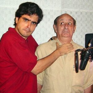 Guilherme Briggs Instagram - O nosso querido amigo e colega dublador, José Santa Cruz, o eterno Santinha, nos deixou. ❤️😢 De alma leve e tão doce, Santinha era um homem de delicioso bom humor, educadíssimo e elegante. Era amado e festejado por todos nos estúdios que ia trabalhar. Sempre humilde e atencioso, adorava conversar e contar piadas. 

Jamais esquecerei dos papos deliciosos que tivemos nas recepções e salas de espera dos estúdios e nem das brincadeiras que fazíamos, incorporando o Optimus Prime e o Megatron, quando nos encontrávamos. Ele chegava e dizia com aquela voz maravilhosa e poderosa "Priiiiiimeeeee" e eu respondia "Megatrooooooon" e fazíamos essas caretas das fotos! Hahaha 😂❤️ 

Vai com Deus, meu querido Santinha. Descanse em paz e muito obrigado por tanto carinho, respeito e gentileza comigo, desde o início de minha carreira na dublagem. ❤️😢