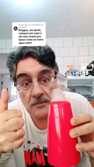 Guilherme Briggs Instagram - Chamei o meu tio pra responder algumas perguntas dos meus seguidores. Acho que vai ser uma boa distração pra ele, que tava aqui em casa sem fazer nada, jogado num sofá. Nesse primeiro vídeo ele usa de sua vasta experiência de vida para ensinar como se bebe num copo virado! Aproveitem!