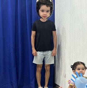 Guilherme Dellorto Instagram - Segunda fomos na emergência com os três pra investigar uma tosse sem fim e uma febre, que hora ou outra, apareceu no Joao. Resultado os três com pneumonia e João ainda com febre. Mas ao que parece a animação e disposição deles se mantiveram inabaláveis com esse laudo. Sendo assim se tornou inviável passar a terça feira dentro de casa com os três. E depois de esgotadas todas as possibilidades de recreação optamos por ir no museu da ilusão e foi a melhor decisão. Ver eles explorando tudo do jeito que só as crianças sabem é a melhor experiência. Maravilhoso pra eles, melhor ainda pra nós!