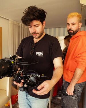 Guilherme Duarte Instagram - Nova música do GANDIM. RAP Cavalheiro, já está no YouTube. Em breve no Spotify e essas cenas. 

Uma música dedicada a todas as mulheres que sabem de cor o número do NIF e que não se levantam mal aterra o avião. É a música ideal para dedicarem às vossas namoradas no dia de São Valentim que se aproxima. Conta com a grande participação do @diogopicarra que teve a amabilidade de aceitar o convite e dar melodia e voz ao refrão que fica no ouvido mais que otite. Conta ainda com o feat internacional MC Guizin, não tarda tenho mais heterónimos que Fernando Pessoa. Obrigado ao @joaonunogoncalo que como açoriano deu uma grande ajuda a acertar o sotaque e ritmo estrangeiro do MC Guzin.

Produção musical do grande @filipe_survival
Realização de @ppbbessa
Bonita luz do @joao__nneves da @slcrew20
O styling da @tfilipamartins .
Produção do vídeo @setlist.pt a cargo do @nrpires com assistência do @manel.cambezes .

Obrigado novamente à @stayaltido por nos ter cedido uma bonita moradia e às discotecas @jamaica_lisboa e @tokyolisboa por nos deixarem filmar lá mais esta macacada.

Obrigado às bailarinas que deram cor ao vídeo @m_margarida_goncalves
@_mariaana._
@gimansur
@sara_filipacosta

Para a semana há mais. Prrra. 

Datas dos espectáculos ao vivo, com bilhetes à venda no link da bio.
Porto - 16 de Março
Lisboa - 23 de Março
Faro - 28 de Março
Guimarães - 6 de Abril
Coimbra - 11 de Abril
Leiria - 13 de Abril

Obrigado a todos.