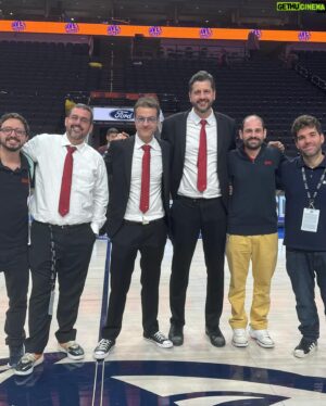 Guilherme Giovannoni Instagram - De volta ao Brasil, mas ainda com tempo para agradecer a oportunidade de cobrir mais uma final de NBA. Agradecer a equipe que foi até lá e aos colegas que nos dão todo o suporte aqui do Brasil. 

É puxado? É, mas é aquela sensação de dever cumprido que nos dão motivação para sempre buscar melhorar e trazer tudo de legal que a gente acompanhou por lá .

Obrigado @espnbrasil por mais essa oportunidade. Mas mais importante, obrigado ao time de esportes americanos da tv, vocês são foda pra c@r@lho!

#Nba #nbabrasil #nbanaespn #basquete #basquetebrasil #basket #basketball