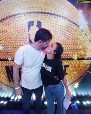 Guilherme Giovannoni Instagram - VIVA O AMOR! 🏀❤️ Feliz Dia dos Namorados! @giovannoni12 e @gabnegi na #NBAHouse!