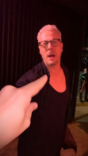 Guilherme Weber Instagram - Flagra🚨 do ator Guilherme Weber berrando nas ruas de São Paulo affff quem tá com a razão, gente??🥂| @guilherme.weber