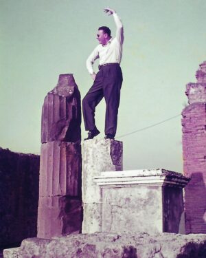 Guilherme Weber Instagram - Minha foto favorita do meu pai! Satírico em alguma ruína romana, turista que sempre adorou ser! O velho Guido partiu hoje no esplendor de 96 anos! É, então, um momento de celebração, da sua longevidade sadia e da oportunidade de conviver com ele por todo um quinto ato! Ele deixa variadas saudades, o que é belíssima herança. Obrigado por me ensinar o amor aos livros, ao cinema clássico, às viagens e a curiosidade por todo o desconhecido.
Das palavras do queridíssimo Santo Agostinho:
“Que meu nome seja pronunciado
como sempre foi,
sem ênfase de nenhum tipo.
Sem nenhum traço de sombra
ou tristeza.
A vida significa tudo
o que ela sempre significou,
o fio não foi cortado.
Porque eu estaria fora
de seus pensamentos,
agora que estou apenas fora
de suas vistas?
Eu não estou longe,
apenas estou
do outro lado do Caminho…
Você que aí ficou, siga em frente,
a vida continua, linda e bela
como sempre foi.”