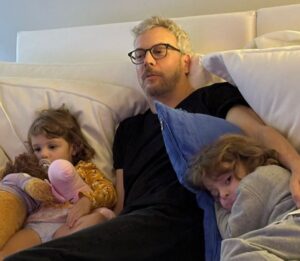 Guilherme Weber Instagram - Esta tem que ser eternizada no feed.
A tarde que consegui (Gio conseguiu) juntar meus dois afilhados caçulas.
E depois de brincadeira, comidas de massinha, teatro de animais, pipoca e macarrão, a delícia de ver Aladin, sonolentos, plenos de amor e futuro!
Irene e Inácio, dois amores!
Obrigado @giovannamachline e @mariana__prates por esta tarde deliciosa