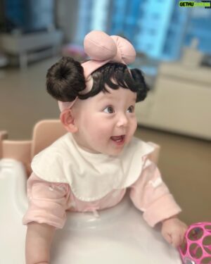 Guillaume Patry Instagram - 자라나라 레아 머리머리🎀🥹

뒷머리 휑하고 진짜 머리카락이랑 색깔 다른 거 어쩔거야ㅠㅠㅠ 레아 머리 자란거 얼른 보고싶다...☆

❌무단도용 금지❌
레아 사진 프사 하지 말아주세요ㅠ

#jetaimeléa 

#👼🏻 
#6개월아기 
#아기머리스타일 
#6monthsold