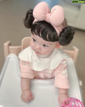 Guillaume Patry Instagram - 자라나라 레아 머리머리🎀🥹

뒷머리 휑하고 진짜 머리카락이랑 색깔 다른 거 어쩔거야ㅠㅠㅠ 레아 머리 자란거 얼른 보고싶다...☆

❌무단도용 금지❌
레아 사진 프사 하지 말아주세요ㅠ

#jetaimeléa 

#👼🏻 
#6개월아기 
#아기머리스타일 
#6monthsold