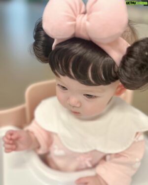 Guillaume Patry Instagram - 자라나라 레아 머리머리🎀🥹

뒷머리 휑하고 진짜 머리카락이랑 색깔 다른 거 어쩔거야ㅠㅠㅠ 레아 머리 자란거 얼른 보고싶다...☆

❌무단도용 금지❌
레아 사진 프사 하지 말아주세요ㅠ

#jetaimeléa 

#👼🏻 
#6개월아기 
#아기머리스타일 
#6monthsold
