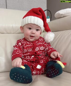 Guillaume Patry Instagram - Joyeux Noël Bébé Santa♥️♥️♥️

#jetaimeléa 

#👼🏻 
#christmasbaby 
#noël 
#babycostume