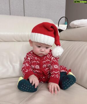 Guillaume Patry Instagram - Joyeux Noël Bébé Santa♥️♥️♥️

#jetaimeléa 

#👼🏻 
#christmasbaby 
#noël 
#babycostume