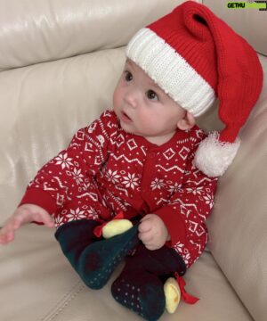 Guillaume Patry Instagram - Joyeux Noël Bébé Santa♥️♥️♥️

#jetaimeléa 

#👼🏻 
#christmasbaby 
#noël 
#babycostume
