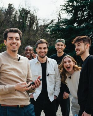 Guillaume Ruchon Instagram - On l’a fait : quel projet de dingue ! 📹
•
Avec toute mon équipe nous avons créé un concept unique pour @Panasonic_france : le #422Challenge !

Le principe : six créateurs s’affrontent pour réaliser le meilleur court-métrage de 90 secondes en seulement 422 minutes avec le #LumixS5IIx !

Avec des talents comme @enorahope, @directedbywt, @pileetface_ , @alexjacksonvisuals, @ben_films, ou encore @charlot.4k, nous ne pouvions espérer mieux pour ce premier opus qui j’espère aura une suite ! 🙏🏻

Je voulais sincèrement remercier toutes les personnes qui ont travaillé de près ou de loin sur ce projet et surtout @maksence_ qui tout donné pendant cinq semaines consécutifs afin de vous sortir le meilleur épisode possible, un gros GG à lui : merci pour tout ce que t’as fait ! 🙏🏻

Je compte bien évidemment sur vous pour donner le maximum de force à ce concept , Prenez le temps d’aller le regarder de commenter de le partager, trop hâte de lire vos commentaires !

📸 : @thesndoctor 

P.S.: si tu lis encore cette caption : oui nous avons 3h30 de retard, mais c’est juste que Youtube a mis plus de 4h30 heures à convertir la vidéo en 4K, on ne se voyait pas vous la proposer en 360p 🤡

P.S.2 : la photo 10 c’est cadeau 😉